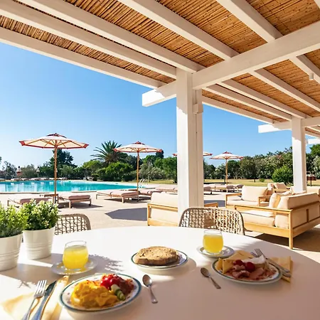 Ξενοδοχείο Is Molas 4*